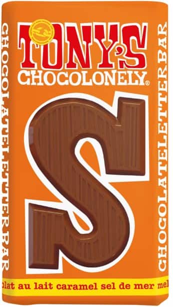 Tony's Chocolonely Chocoladeletter karamel zeezout 'S' 180 g
